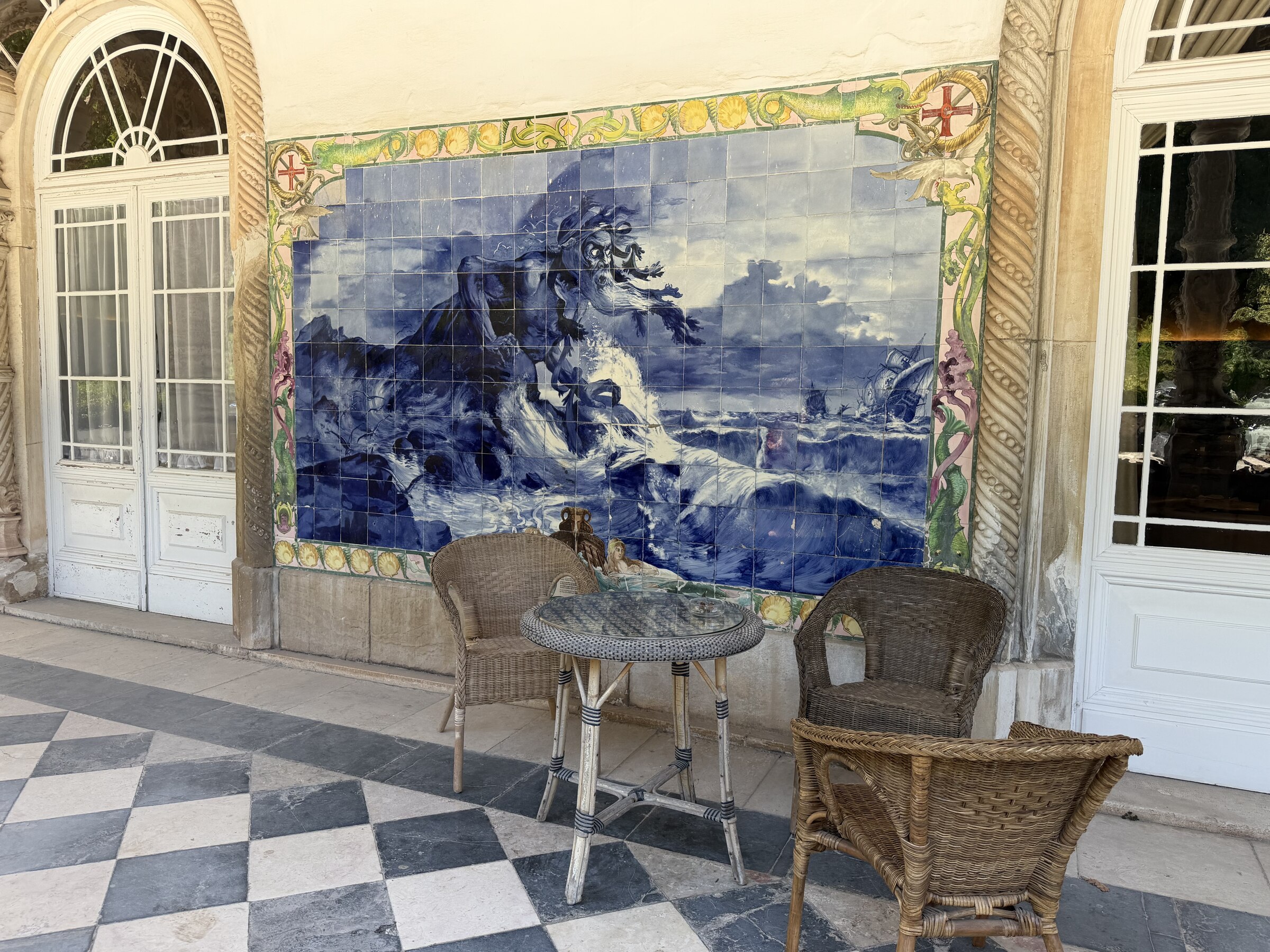 Azulejo-Bildwand mit Korbstühlen auf der Terrasse